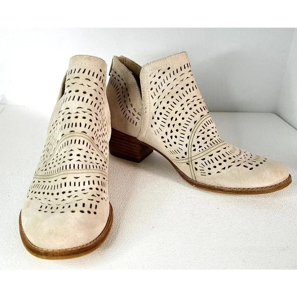 Earth WYOMING WONDER Ankle Boots Perforated Suede Leather Back Zip Cream SZ 8